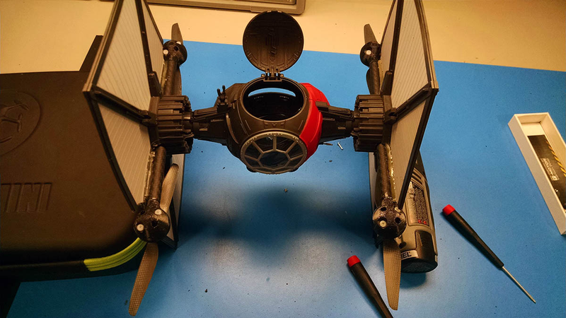 Illustration for article titled Cómo convertir un caza TIE Fighter de juguete en el mejor dron de star Wars